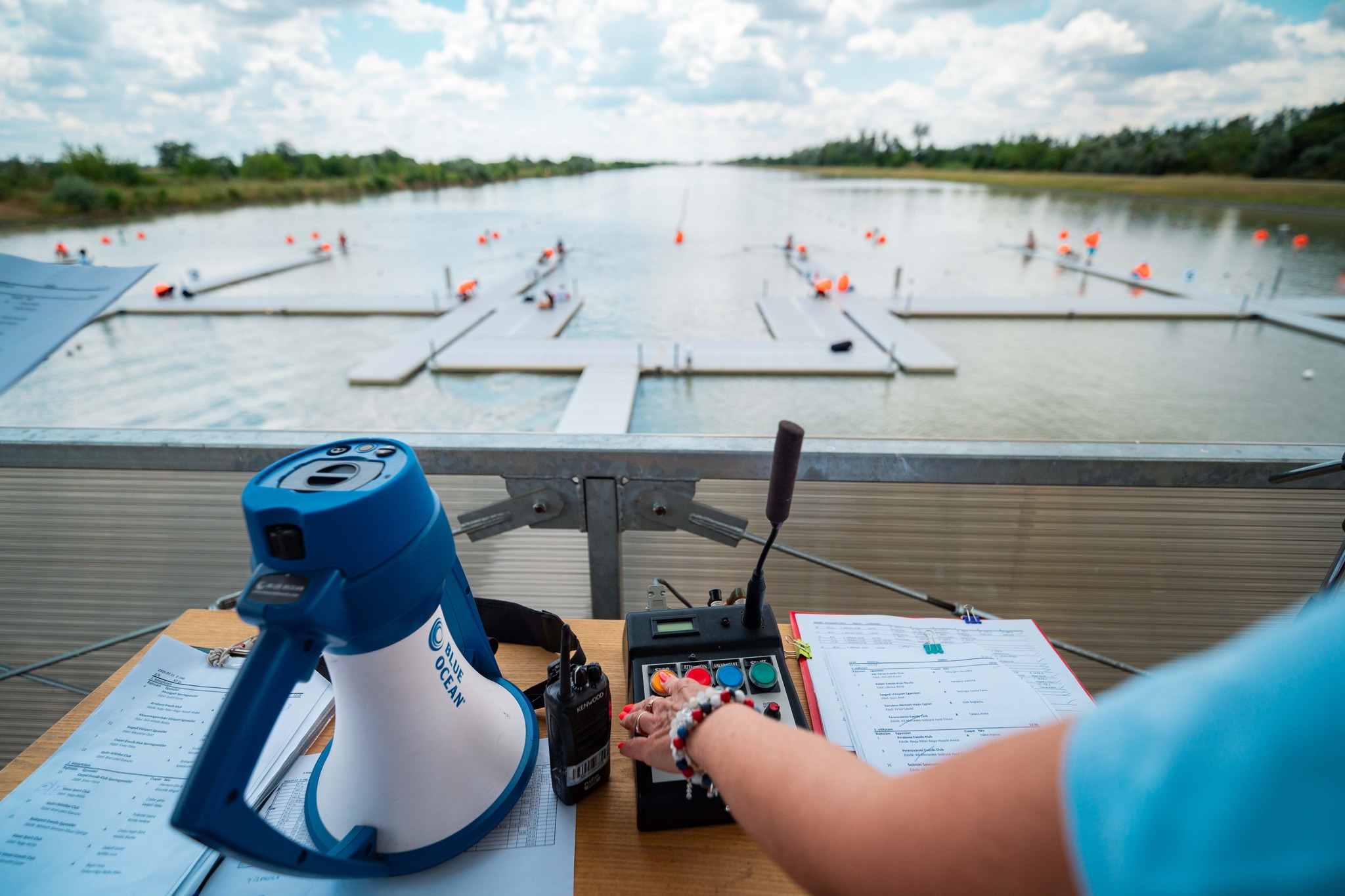 EasyStart startbrygga i Szeged med kontrolltorn och megafon, med den stora roddbryggan synlig i bakgrunden